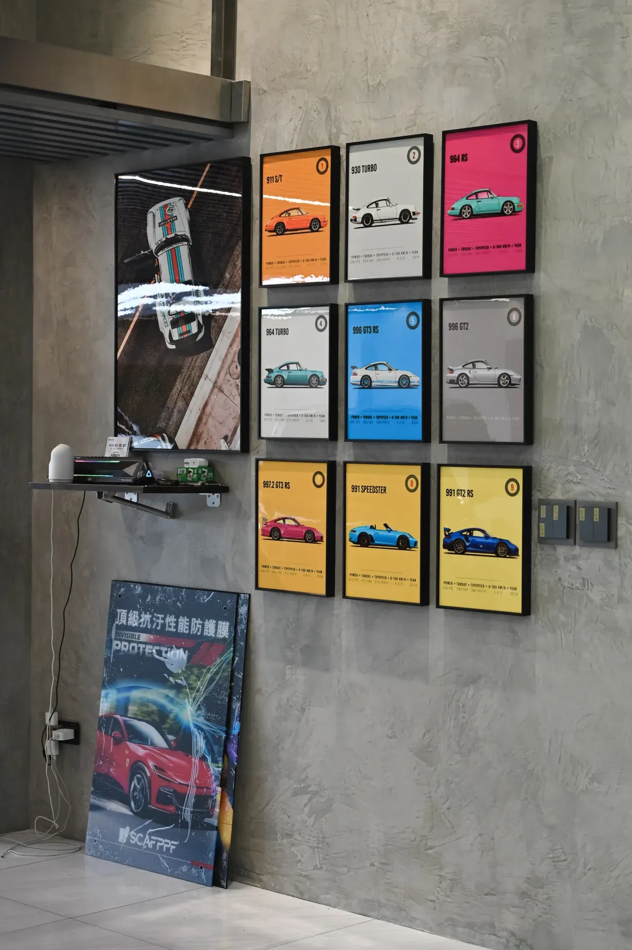 透明犀牛皮 PPF 情境 — Porsche 經典車款牆面