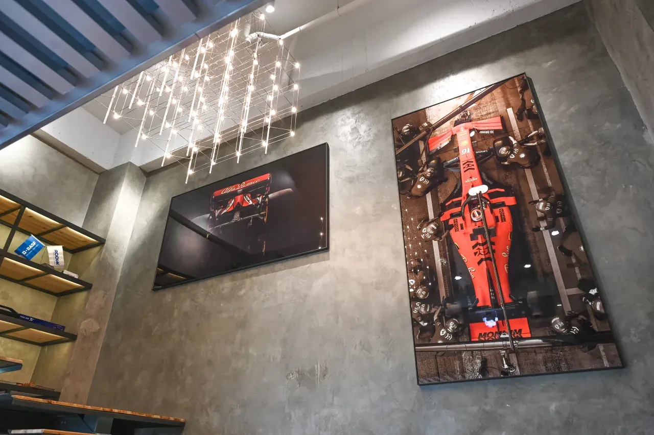 NOIR 棚內 — F1 賽車藝術牆、雕塑燈具、清水模空間
