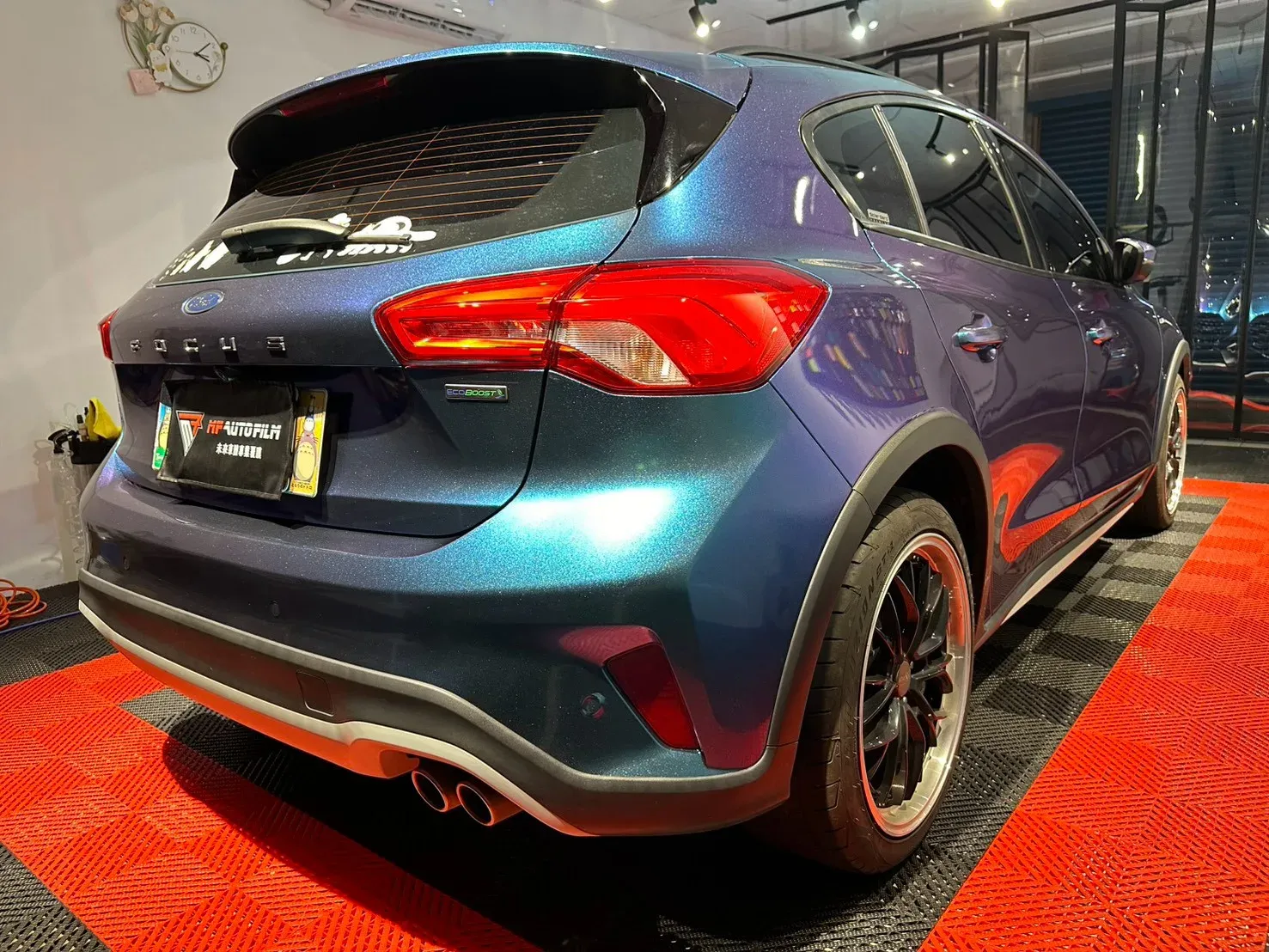 Ford Focus 變色龍紫魅藍改色膜車尾斜後低角度