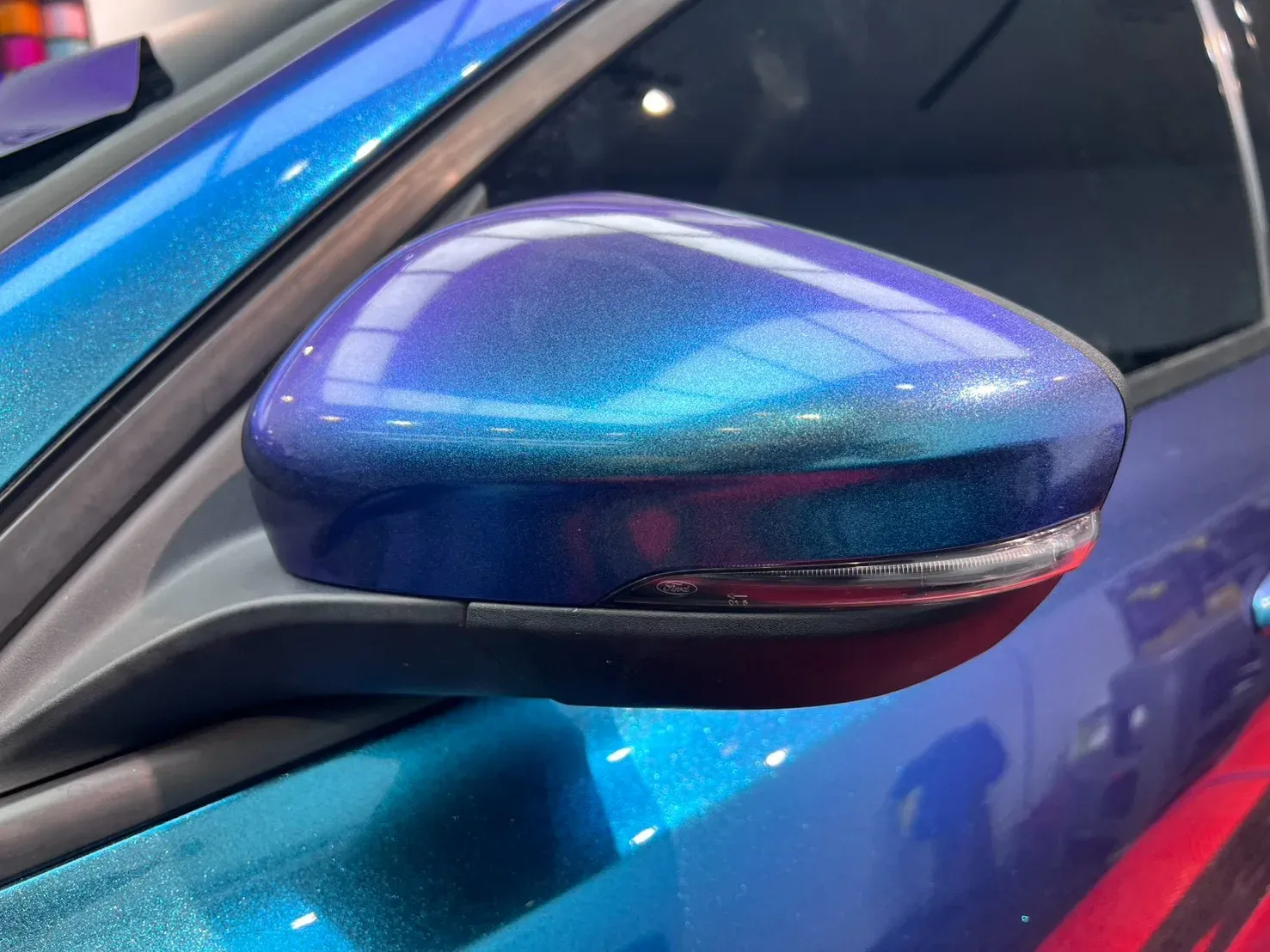 Ford Focus 後視鏡紫魅藍膜面近拍