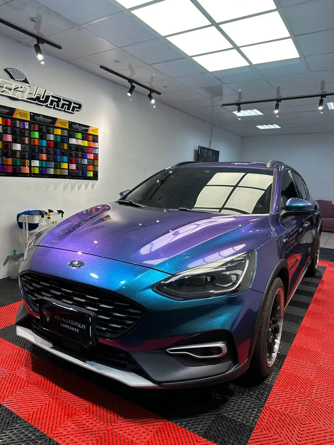 Ford Focus 變色龍紫魅藍改色膜完工（車頭斜前全車）