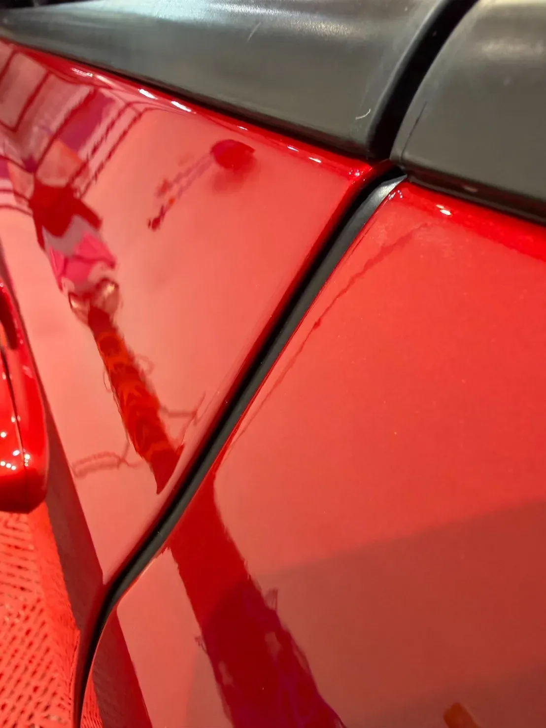 Ford Focus ST 後葉子板與 C 柱、車頂黑色飾件交界