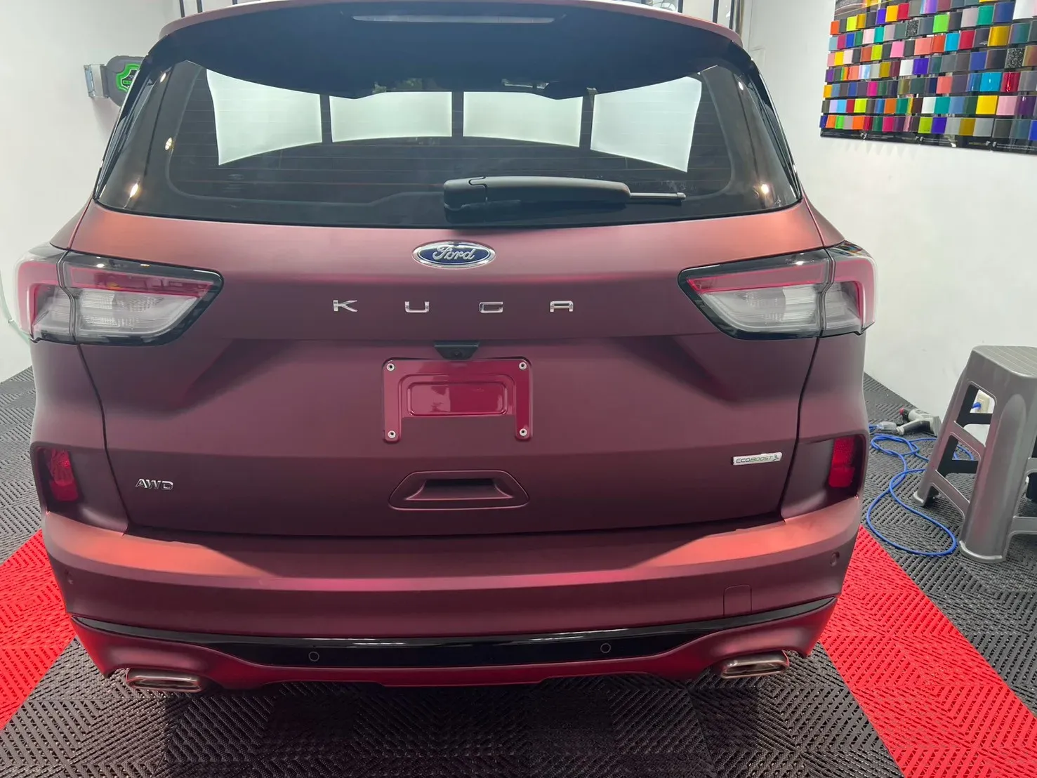Ford Kuga 龍血紅改色膜完工車尾正後方視角