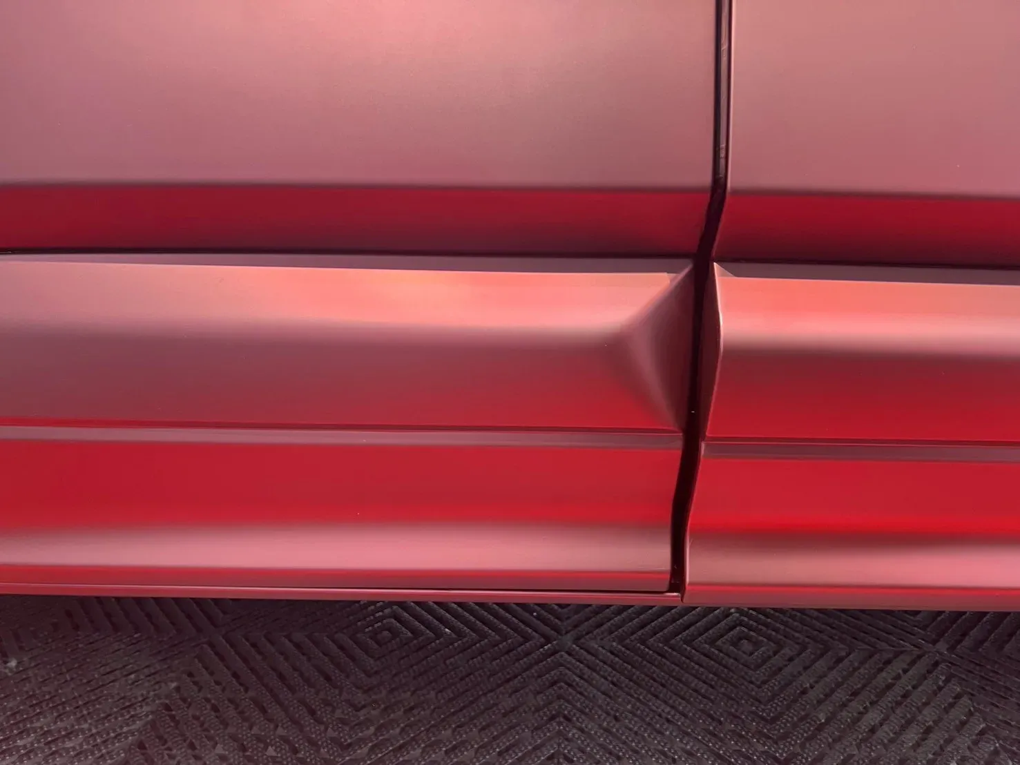 Ford Kuga 車側門板鈑件線條亞光質感近拍