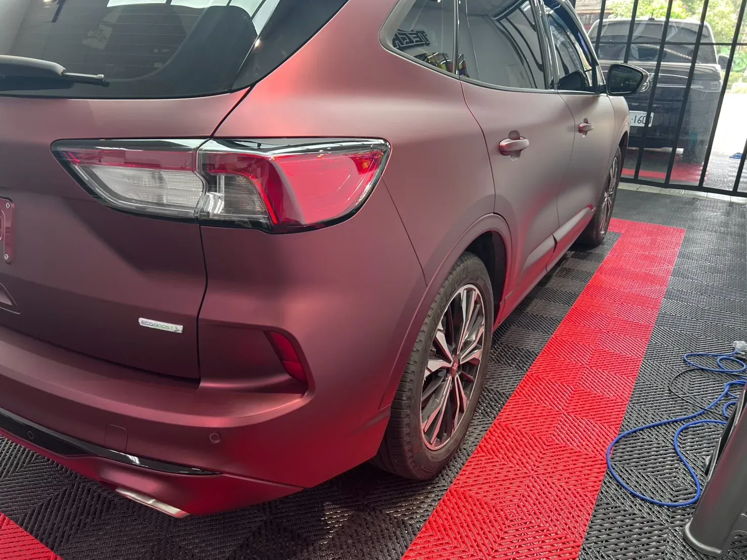 Ford Kuga 龍血紅車尾斜後，尾燈與後葉子板一帶