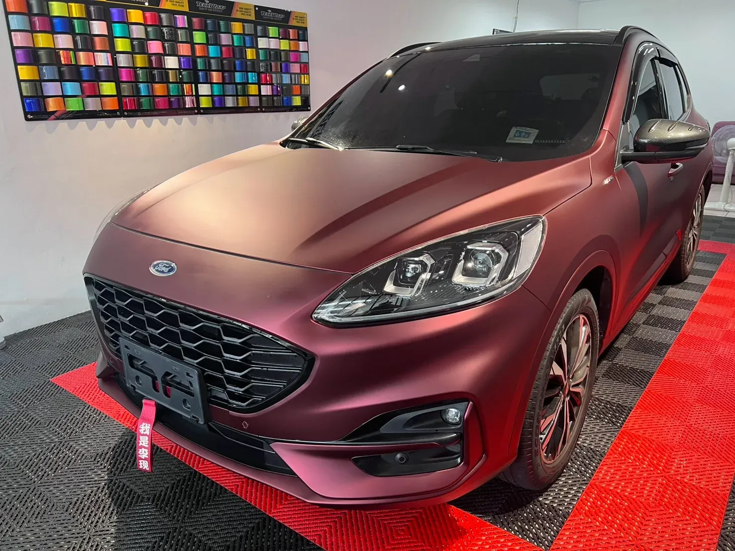 Ford Kuga 亞光液態金屬龍血紅改色膜完工（車頭斜前方全車）