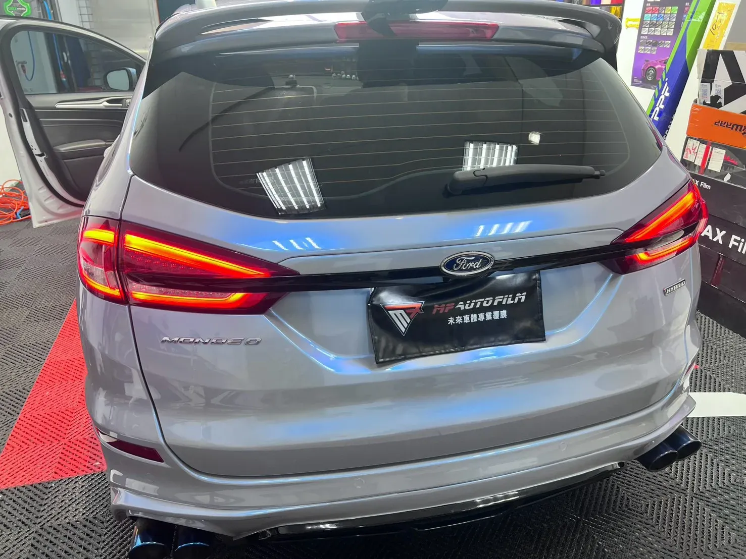 Ford Mondeo Wagon 夢幻月石灰改色膜車尾正面
