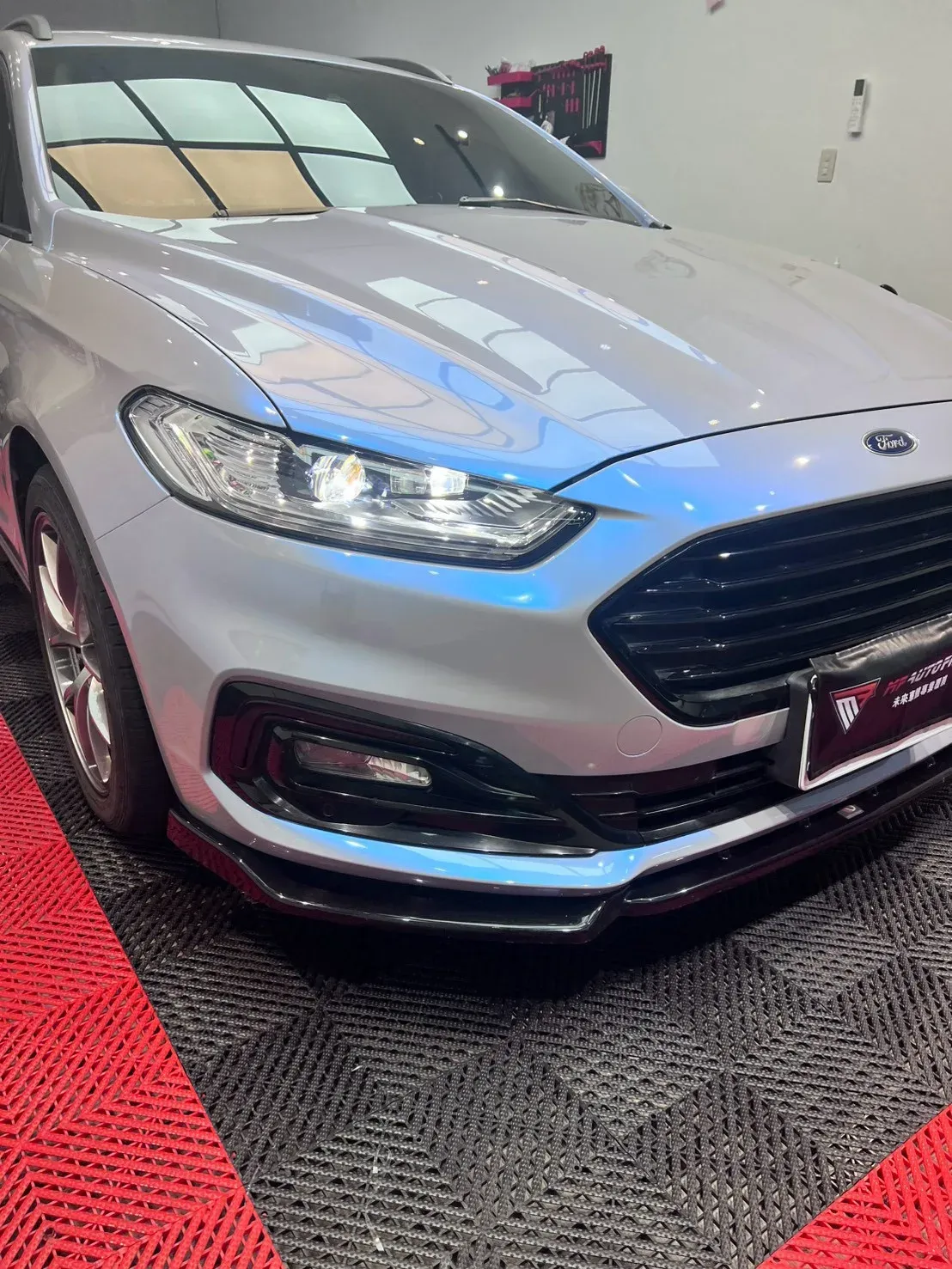 Ford Mondeo Wagon 月石灰改色膜車頭斜前近拍