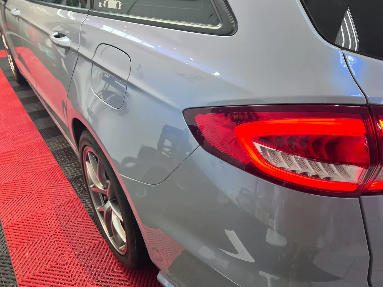 Ford Mondeo Wagon 車側尾燈與輪拱膜面細節