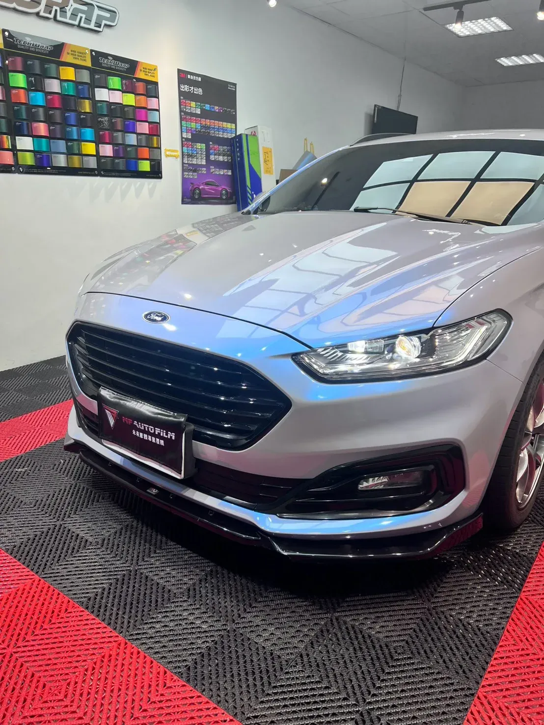 Ford Mondeo Wagon 月石灰車頭斜前全景，水箱護罩與頭燈一帶