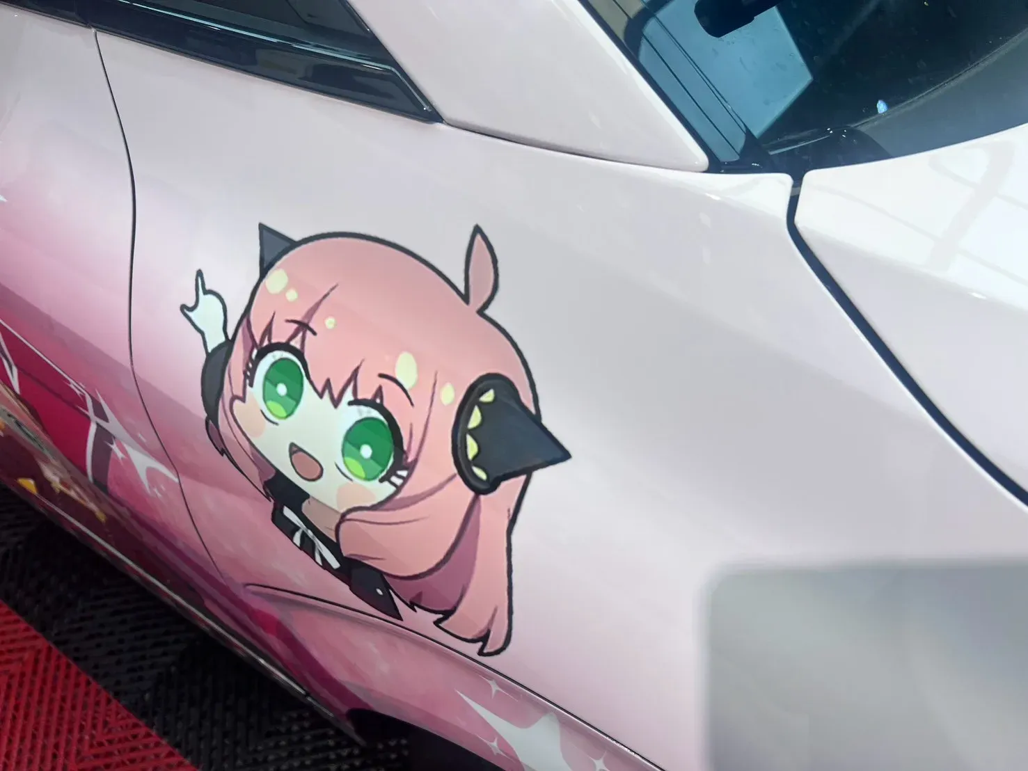 Hyundai Custin 葉子板角色圖樣的貼合細節