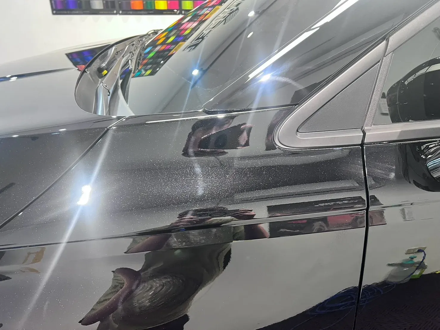 KIA Carnival 透明犀牛皮完工實拍（前門與三角窗一帶，黑漆細閃透出）