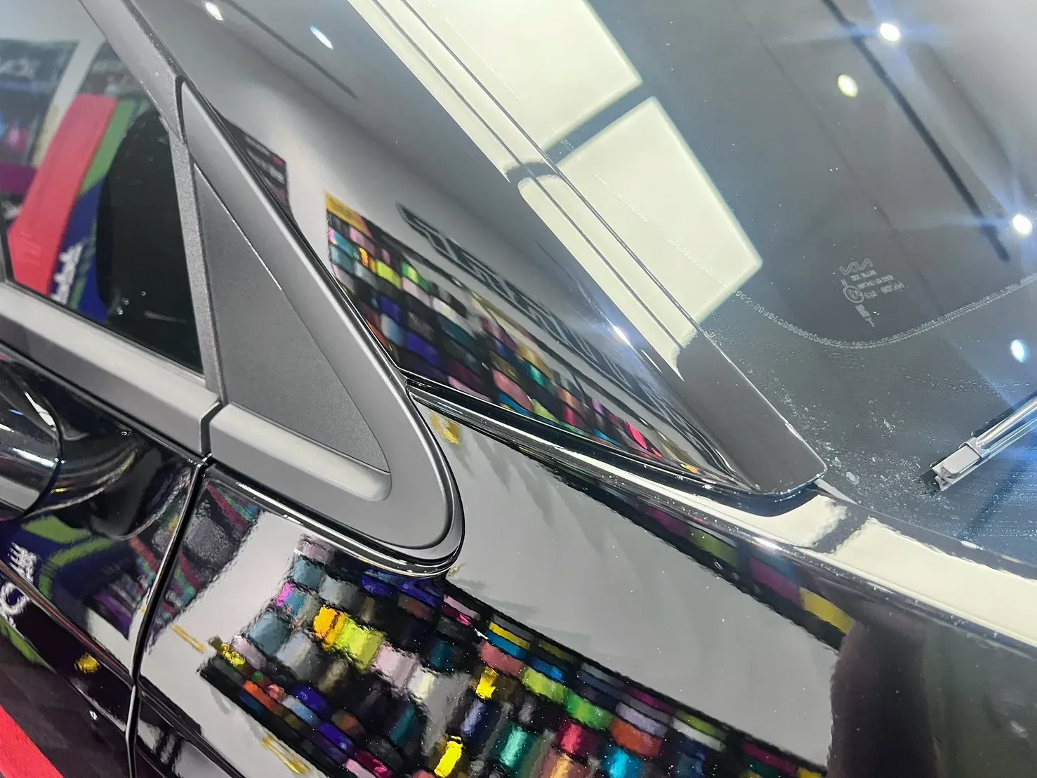KIA Carnival 透明犀牛皮完工實拍（A 柱三角窗飾板與前擋下緣）