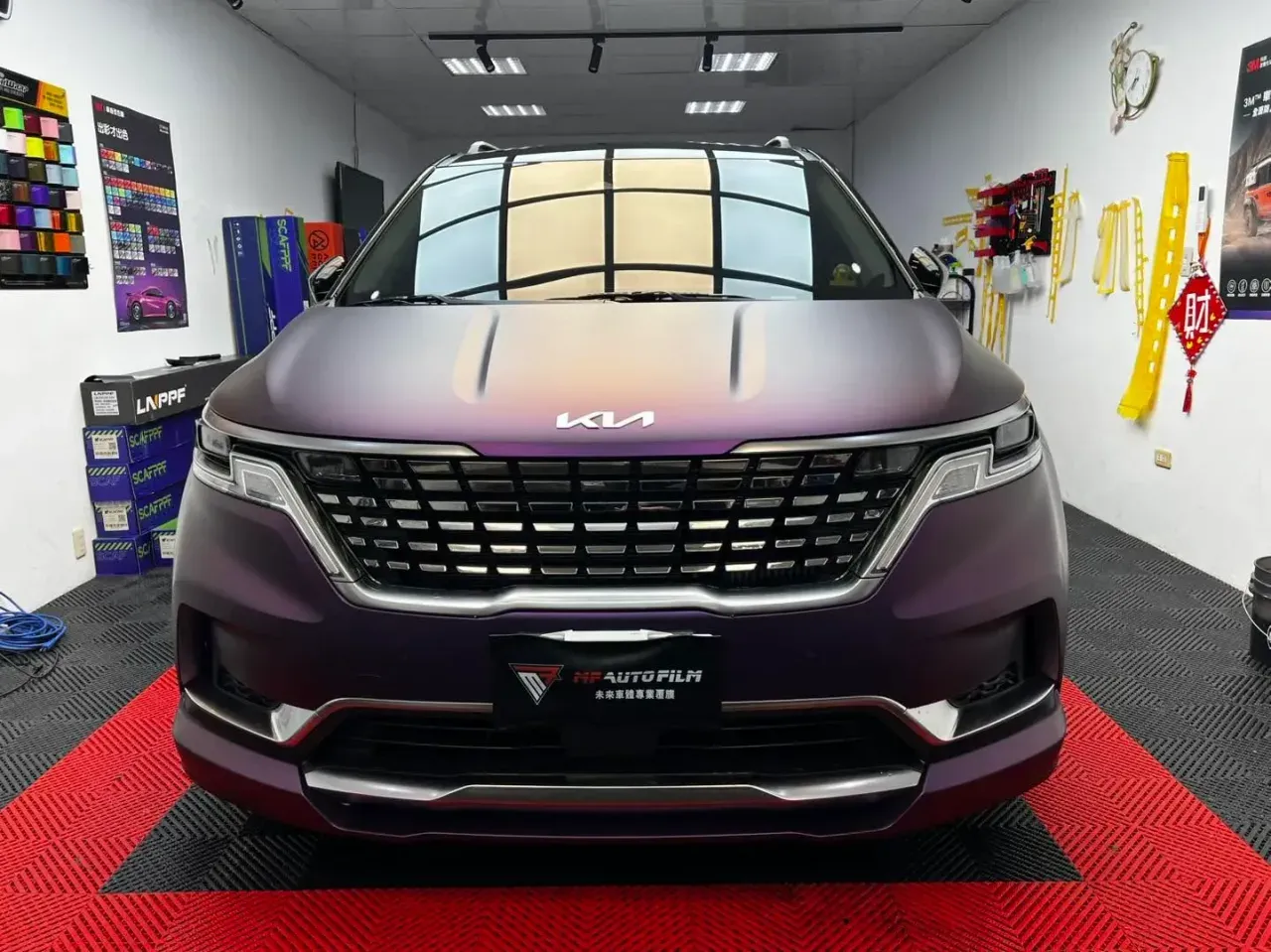 Kia Carnival 緞面紫改色覆膜完工實拍（5）