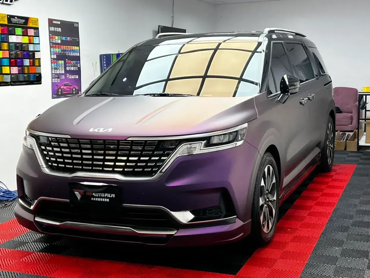 Kia Carnival 緞面紫改色覆膜完工實拍（7）