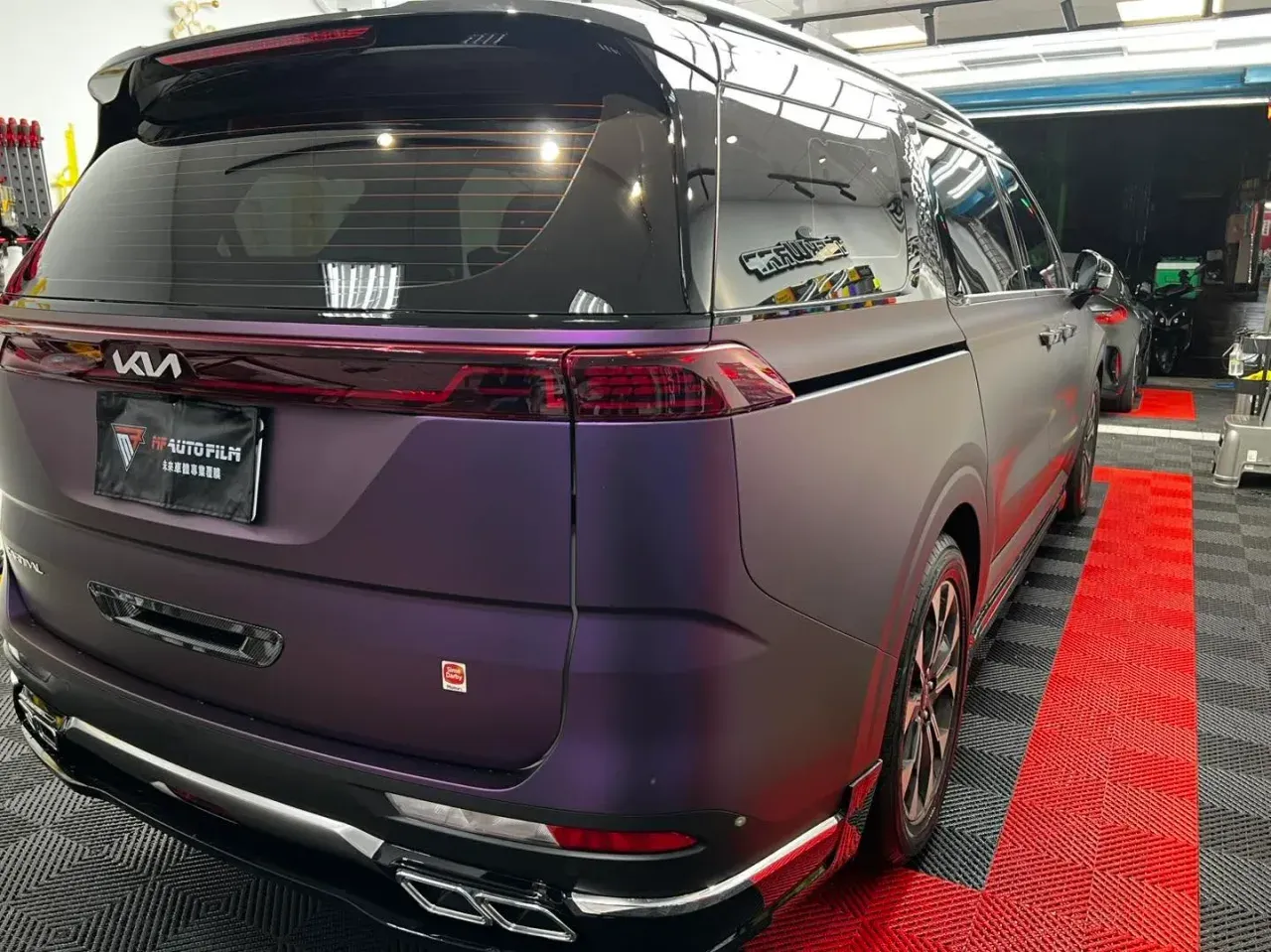 Kia Carnival 緞面紫改色覆膜完工實拍（10）