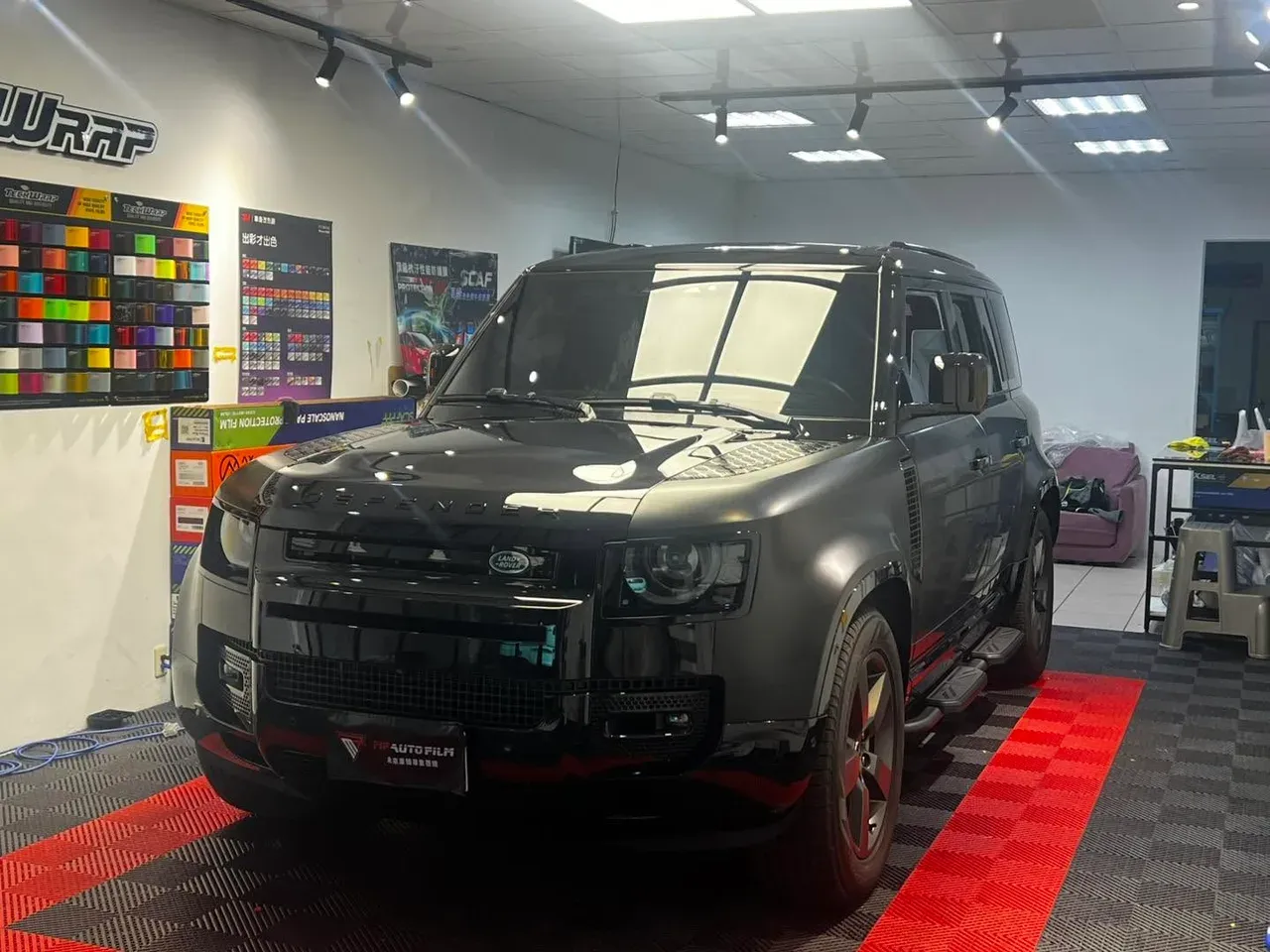 Land Rover Defender 消光黑車體覆膜完工實拍（3）