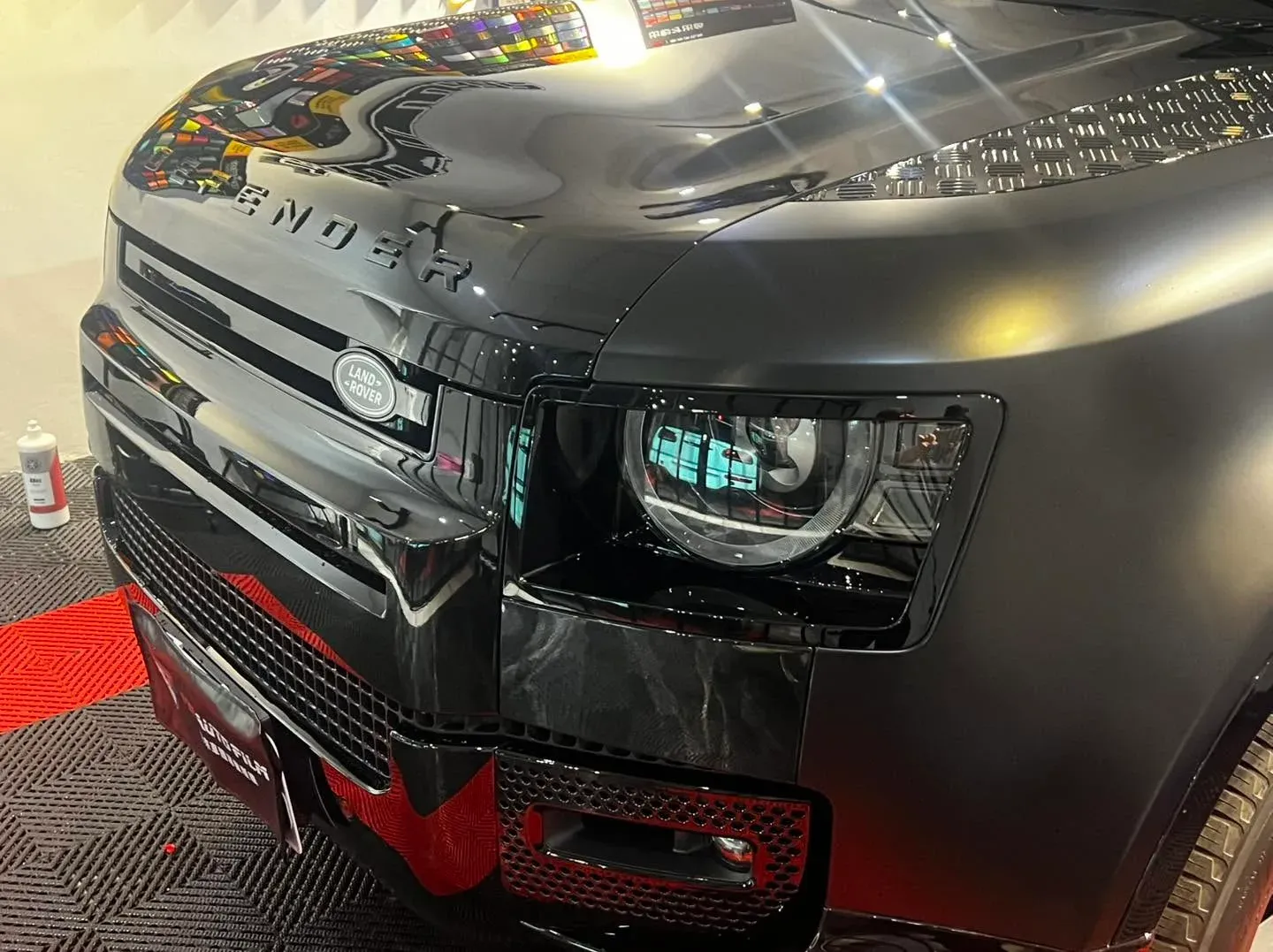 Land Rover Defender × 消光黑＋紅輪 完工