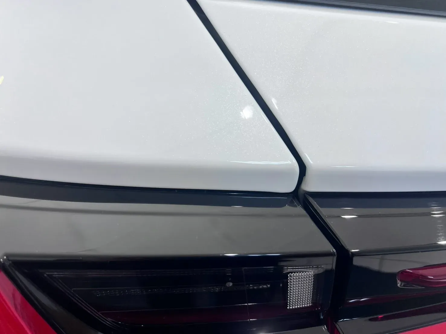 Lexus NX200 尾燈與板件接縫的包膜收邊近拍