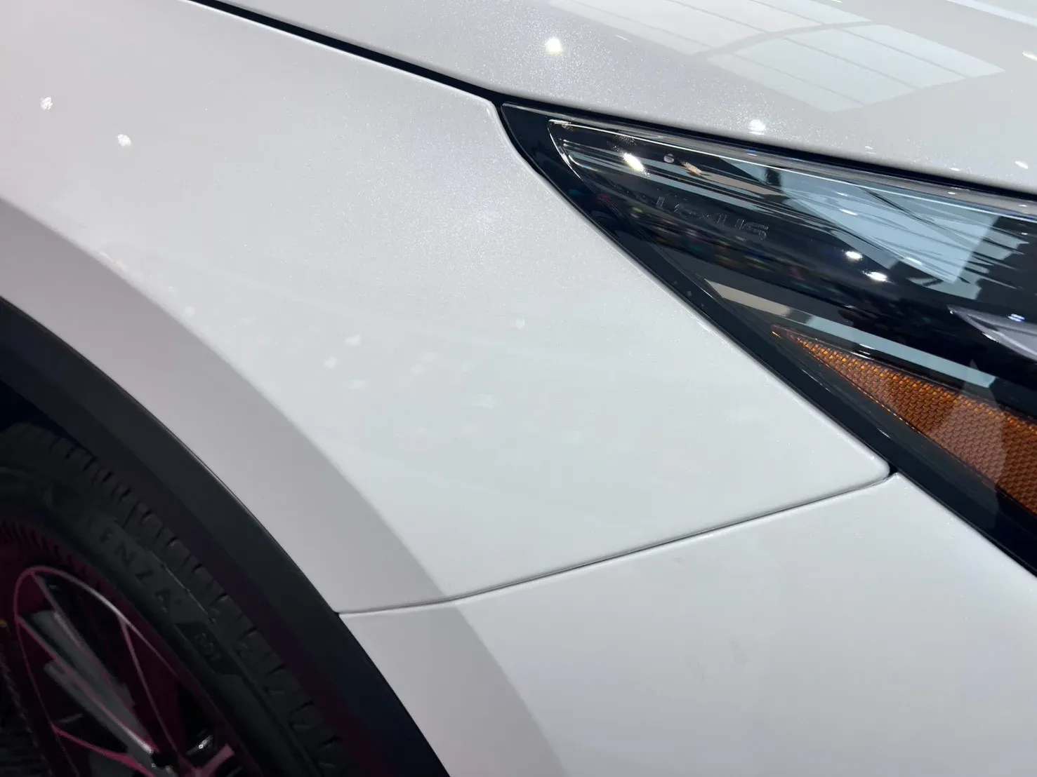 Lexus NX200 前葉子板與頭燈交界、前輪拱一帶