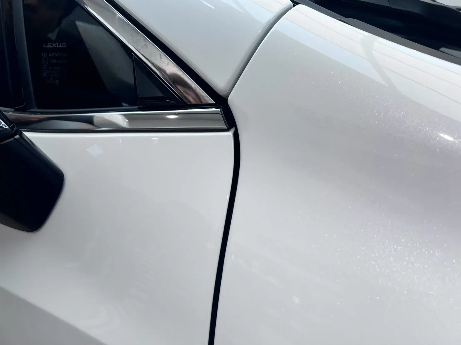 Lexus NX200 前門與葉子板交界、後視鏡座一帶
