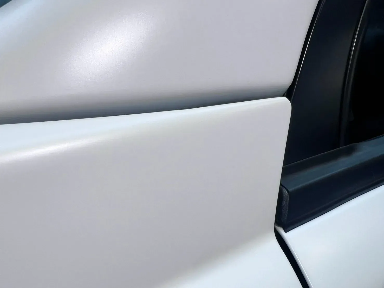 LUXGEN n7 消光白前葉子板與車門交界、A 柱黑件一帶