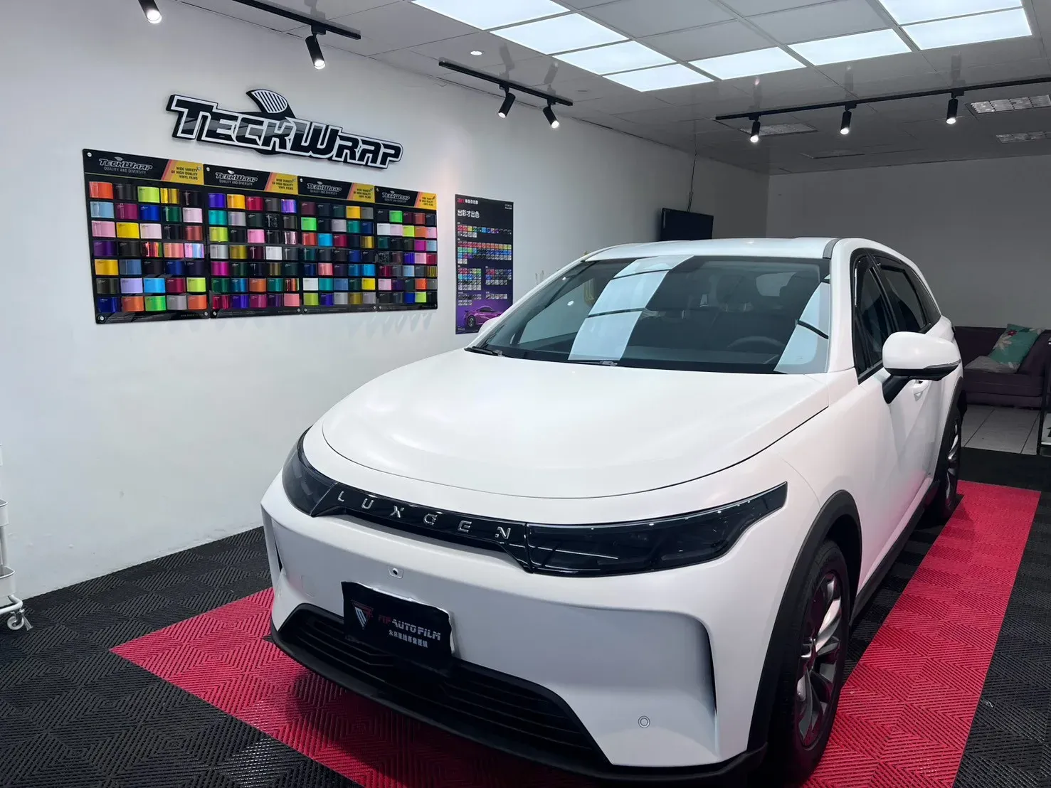 LUXGEN n7 消光透明消光犀牛皮完工（車頭斜前方全車）