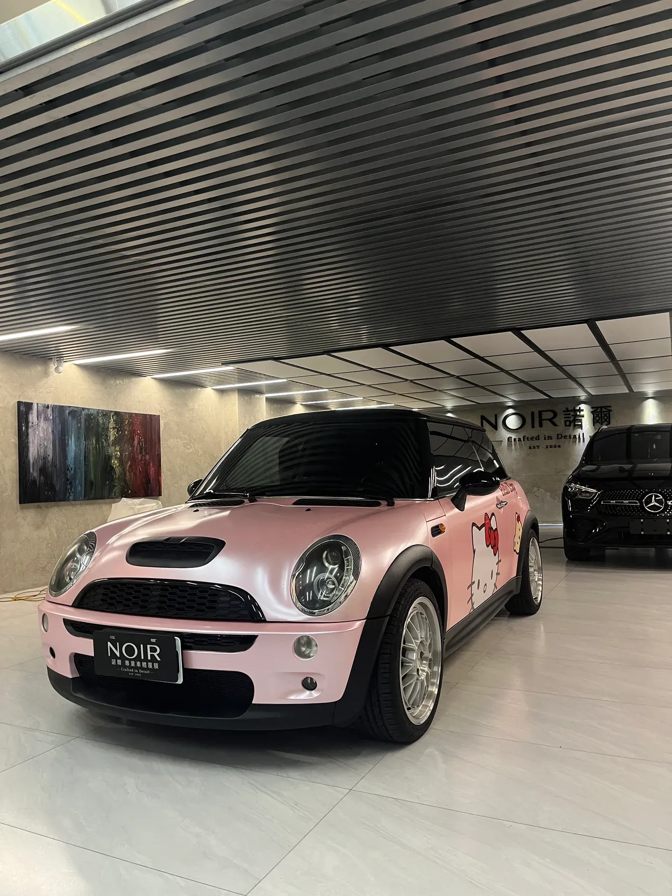 MINI Cooper 櫻花粉改色覆膜＋Hello Kitty 客製圖騰完工實拍（車側門板）