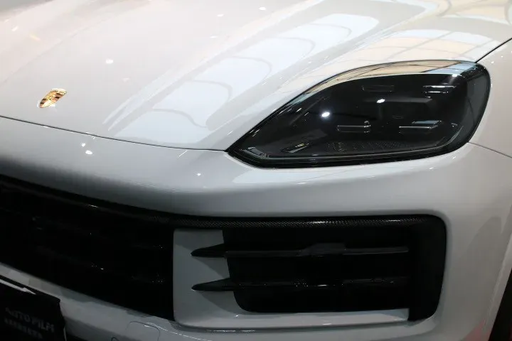 Porsche Cayenne 透明犀牛皮完工後車頭大燈與葉子板近拍