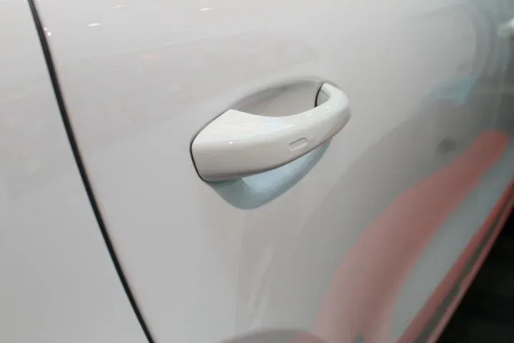 Porsche Cayenne 車門把手周圍犀牛皮收邊細節