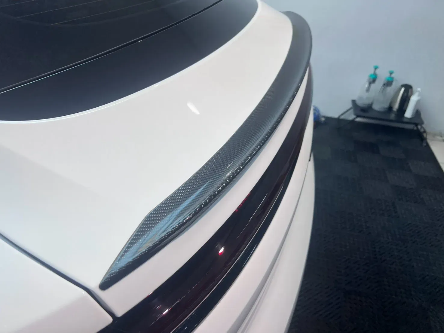 Porsche Cayenne 車尾碳纖尾翼透明犀牛皮包覆近拍