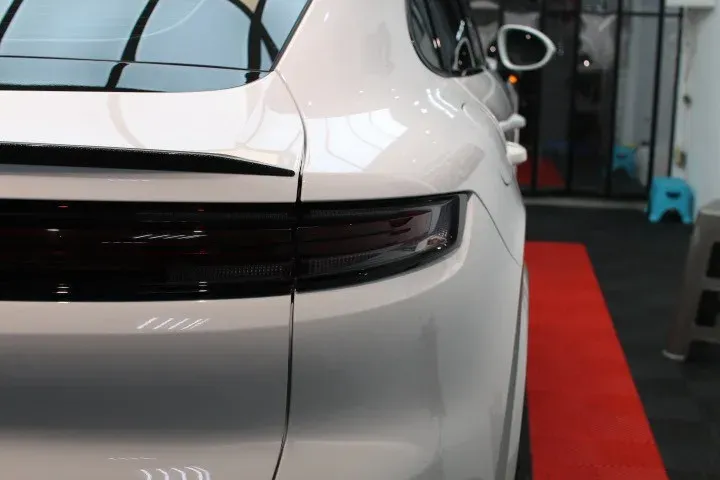 Porsche Cayenne 車尾燈與後葉子板完工側後方視角