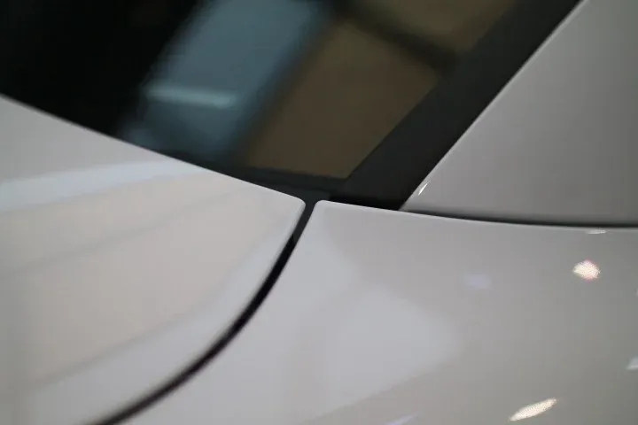 Porsche Cayenne 引擎蓋後緣與前擋交界