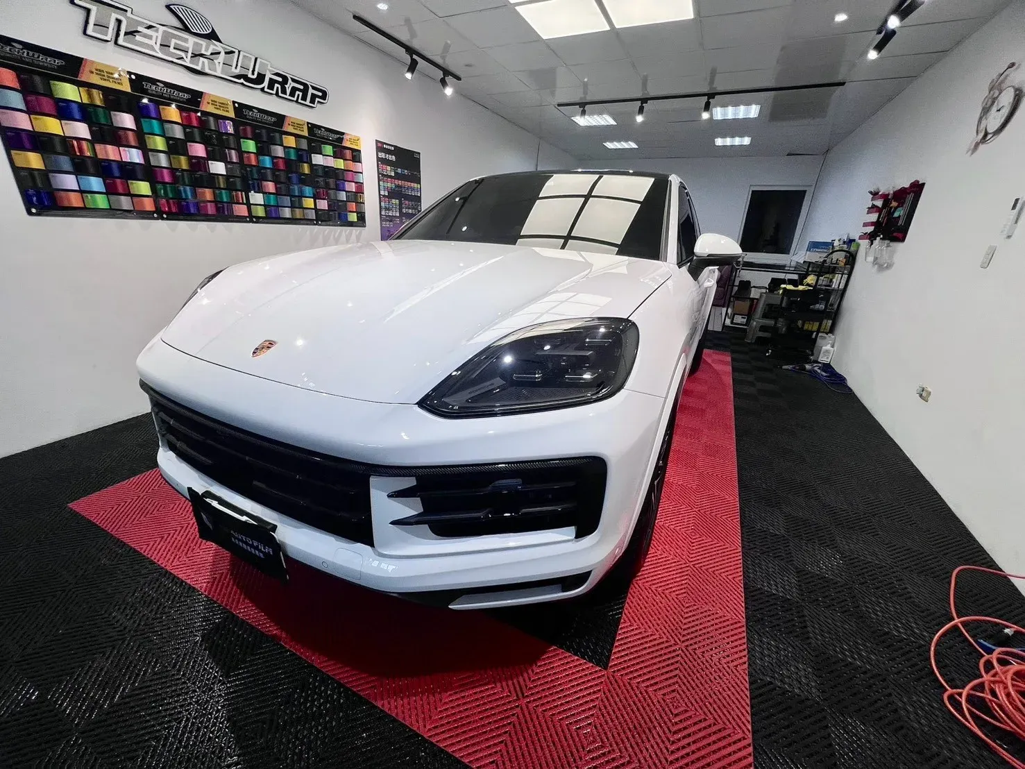 Porsche Cayenne 透明保護透明犀牛皮完工（車頭斜前方全車）