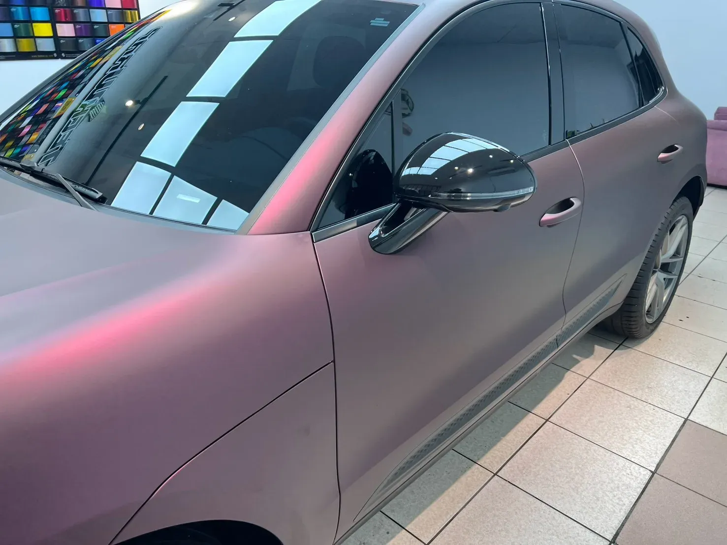 Porsche Macan 玫瑰紫犀牛皮車側與後視鏡