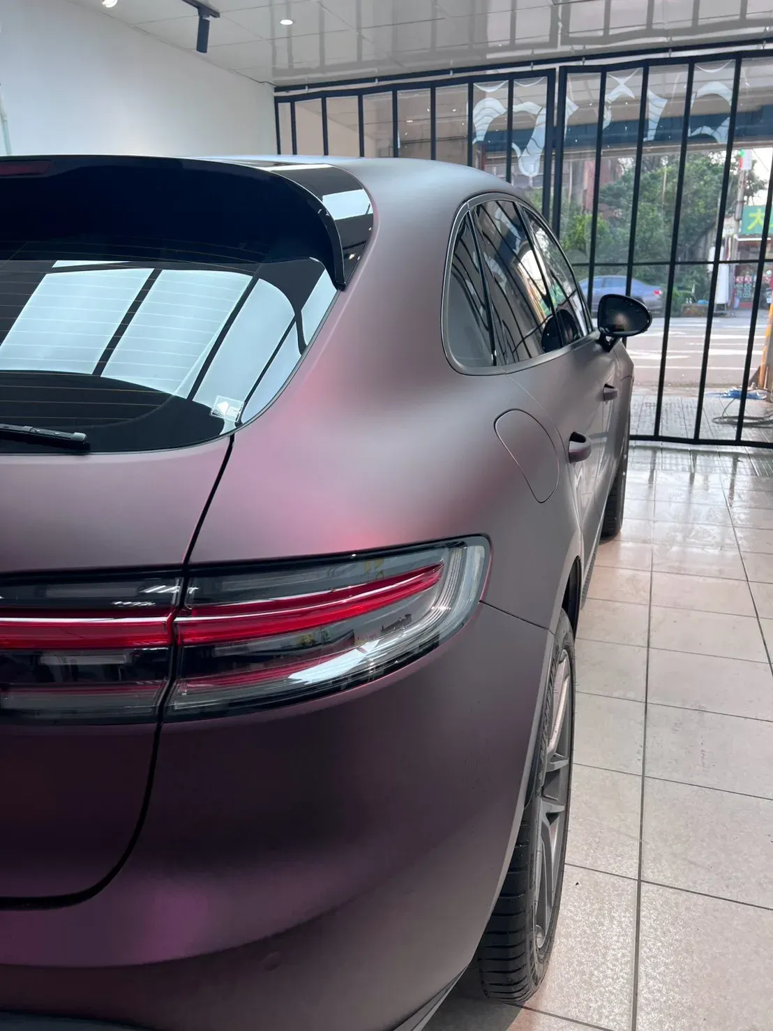 Porsche Macan 玫瑰紫犀牛皮車尾斜後與尾燈