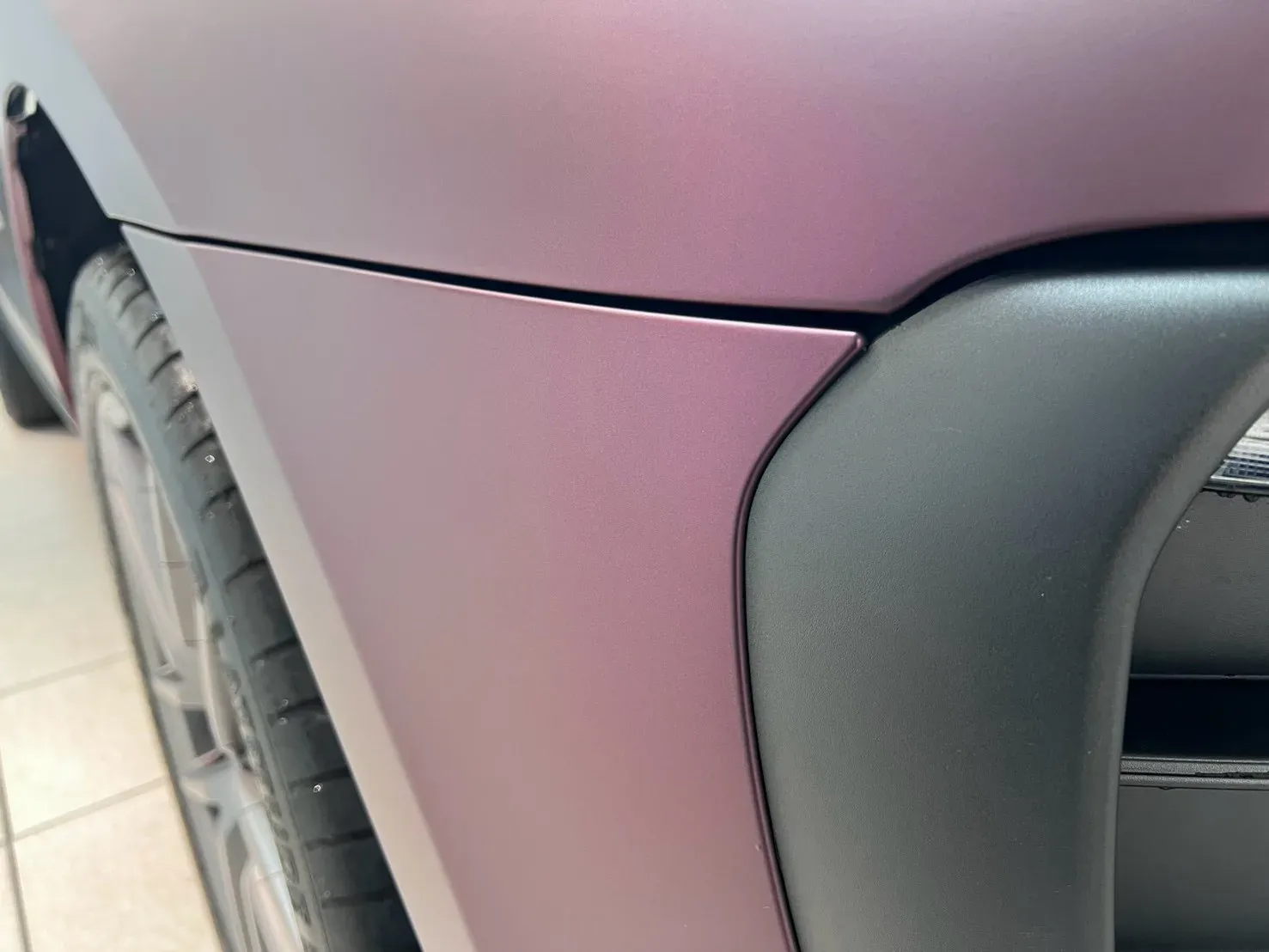 Porsche Macan 前保桿與葉子板接縫收邊細節