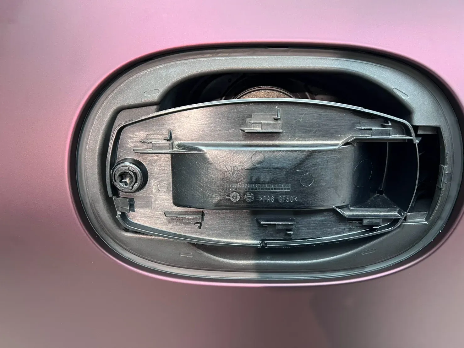 Porsche Macan 油箱蓋內緣包膜收邊細節