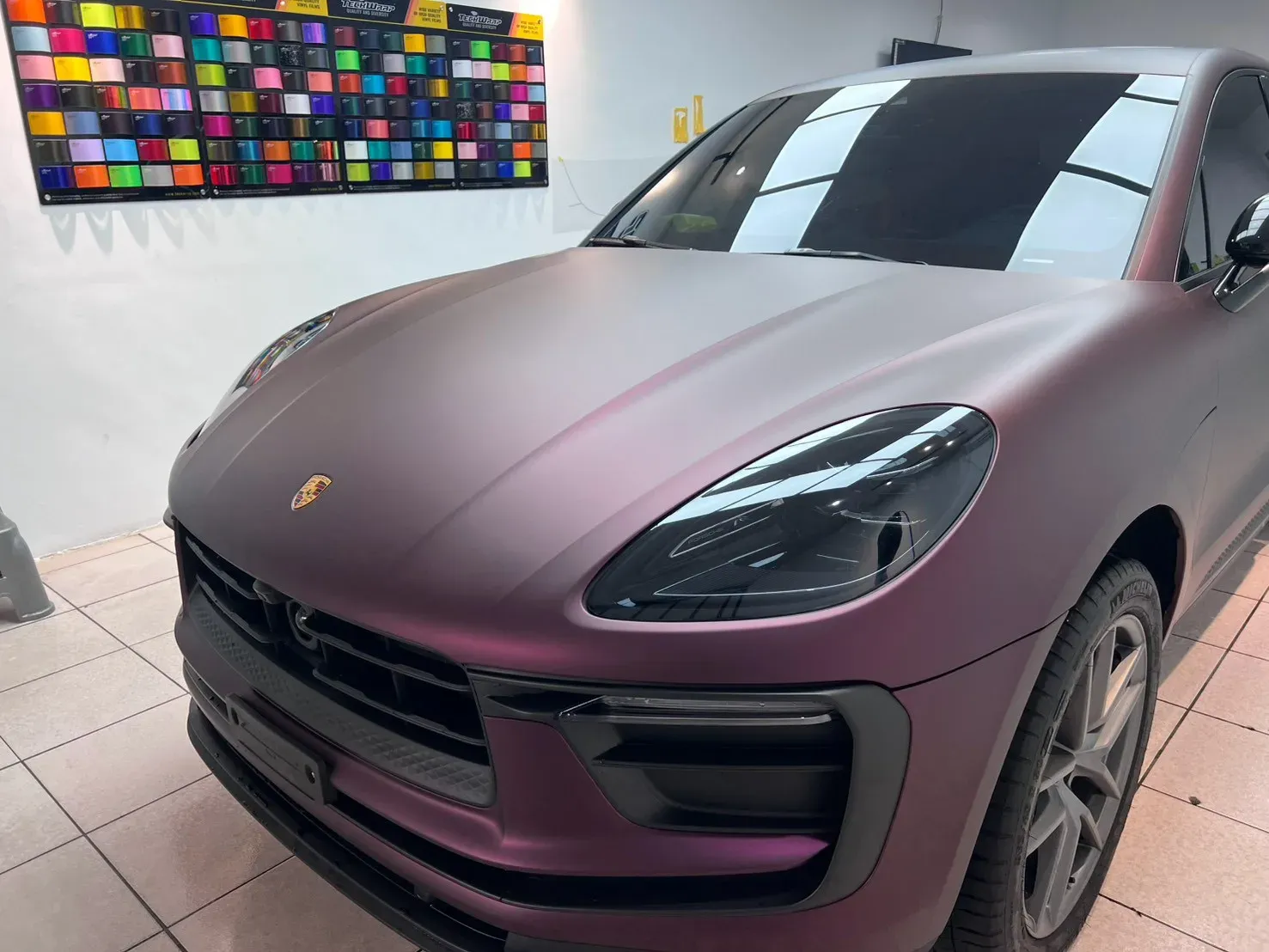 Porsche Macan 枯枝玫瑰紫改色犀牛皮完工（引擎蓋斜前）