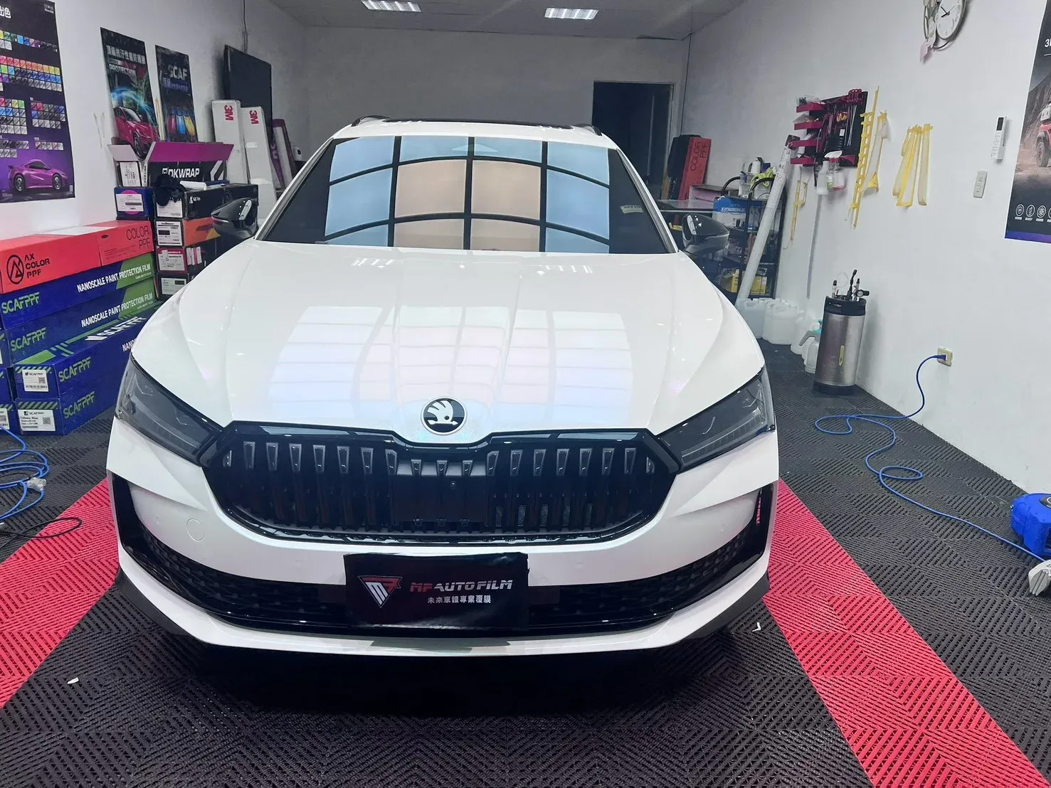 SKODA Superb Combi 白變藍改色犀牛皮完工實拍（正車頭，引擎蓋與水箱護罩）