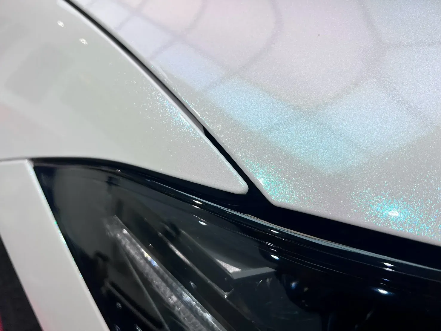 SKODA Superb Combi 白變藍改色犀牛皮完工實拍（引擎蓋斜光下的藍綠閃粉）