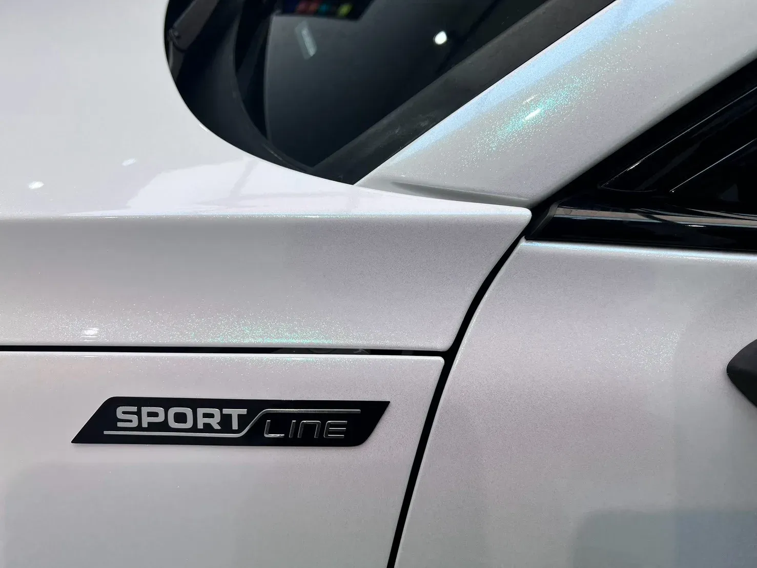SKODA Superb Combi 白變藍改色犀牛皮完工實拍（前葉子板 SPORTLINE 銘牌周邊）