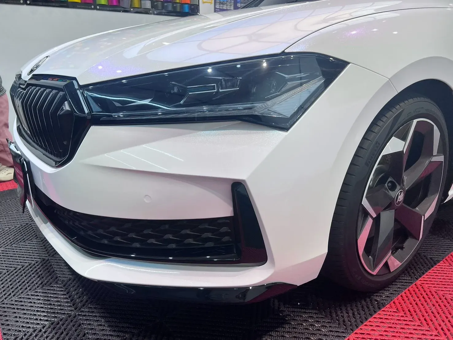 SKODA Superb Combi 白變藍改色犀牛皮完工實拍（右前保桿與輪拱一帶）