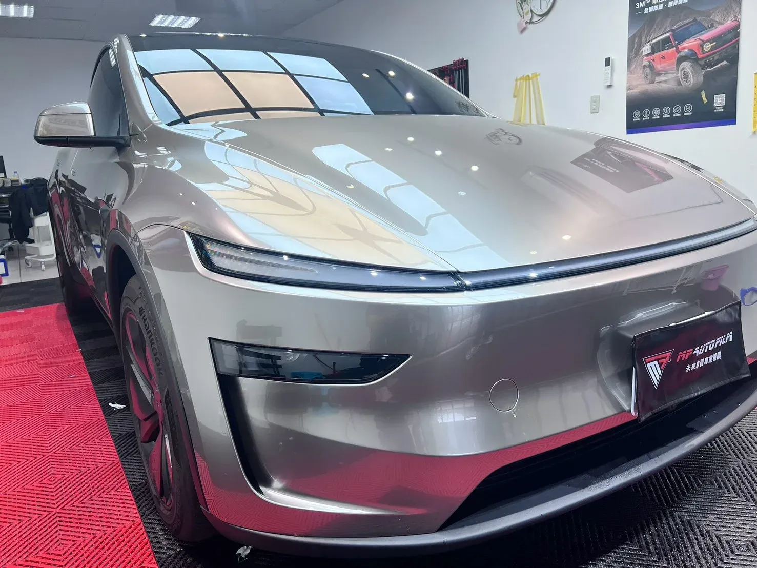 Tesla Model Y 液態金屬銀改色犀牛皮完工實拍（俯角車頭，引擎蓋反射）
