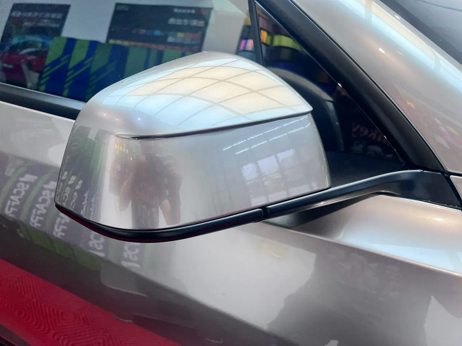 Tesla Model Y 液態金屬銀改色犀牛皮完工實拍（後視鏡外殼整件包覆）
