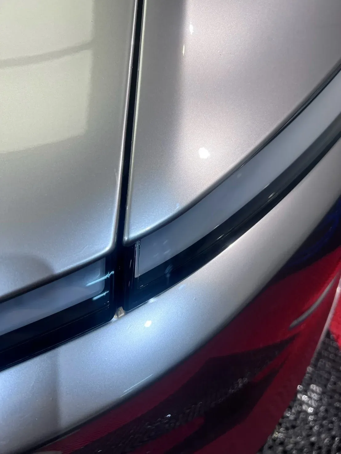 Tesla Model Y 液態金屬銀改色犀牛皮完工實拍（前行李廂蓋前緣與頭燈上緣）