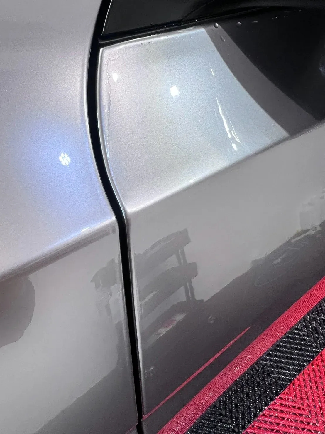Tesla Model Y 液態金屬銀改色犀牛皮完工實拍（前後門交界的門縫弧線）