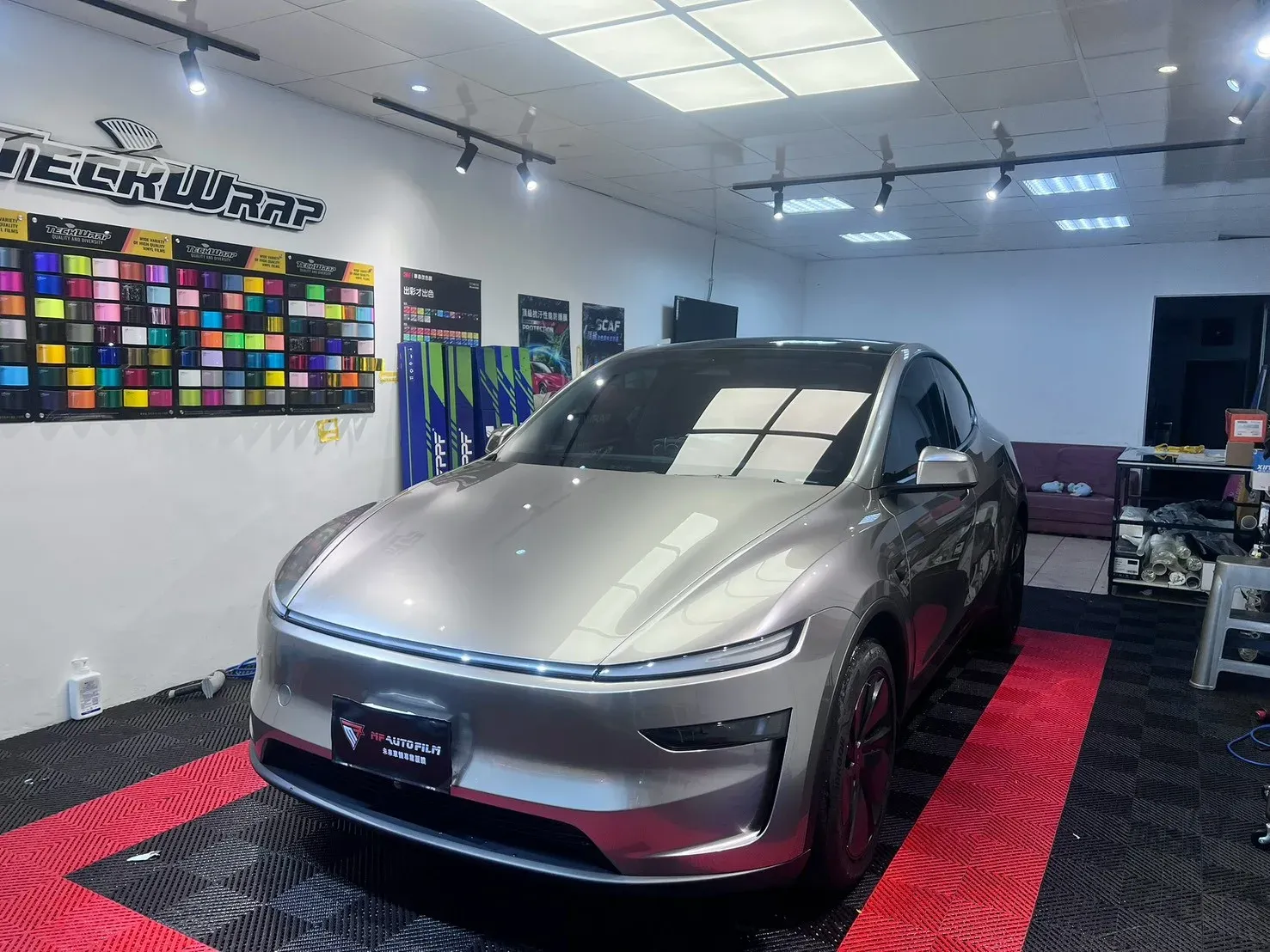 Tesla Model Y 液態金屬銀全車改色犀牛皮完工（車頭四分之三視角）