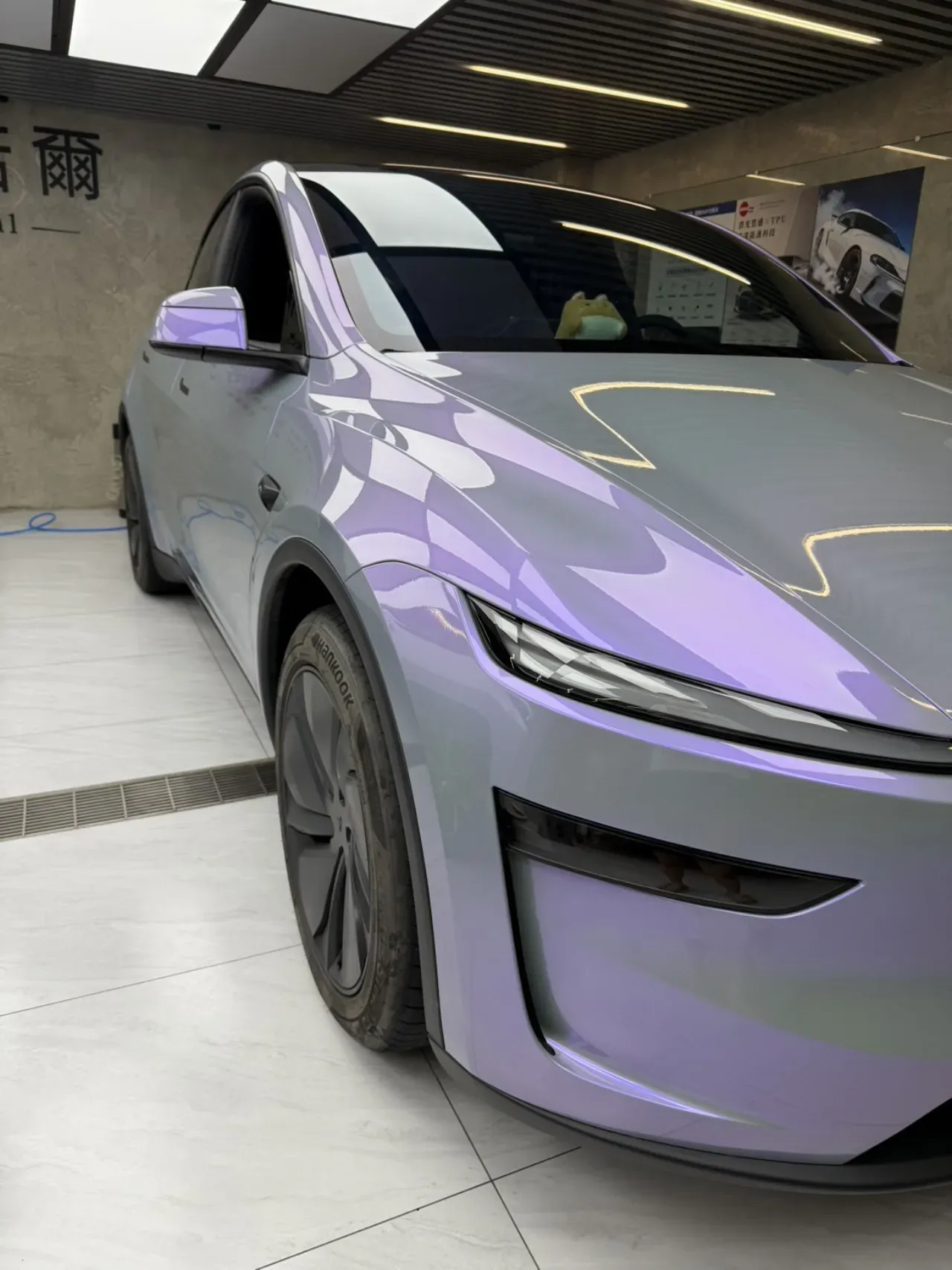 Tesla Model Y 幻紫變色改色覆膜 — 車頭大燈與葉子板細節
