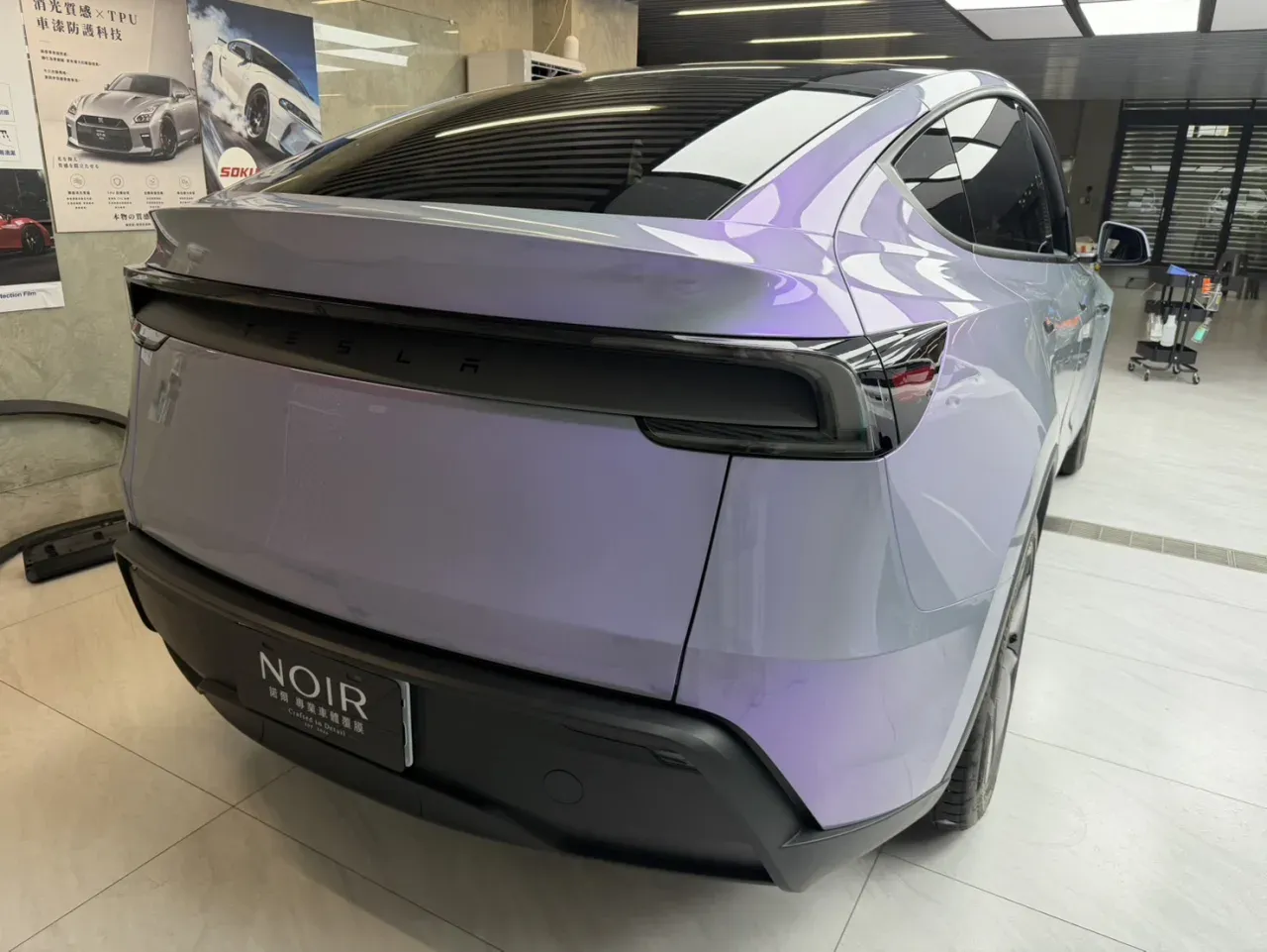 Tesla Model Y 幻紫變色改色覆膜 — 車尾（NOIR 牌框、無車牌）